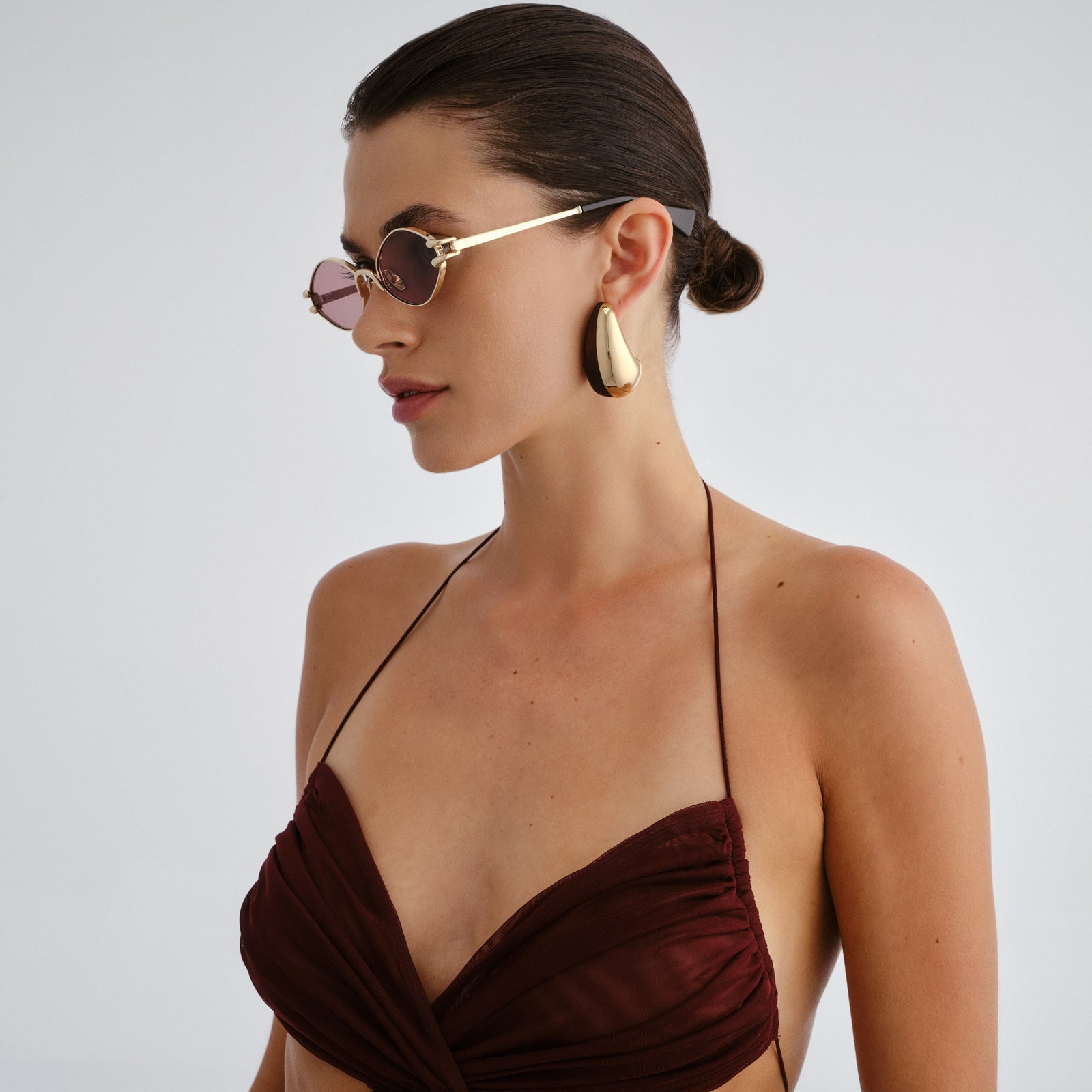 Numero Quince Gold Female Oval Sunglasses | Le Specs