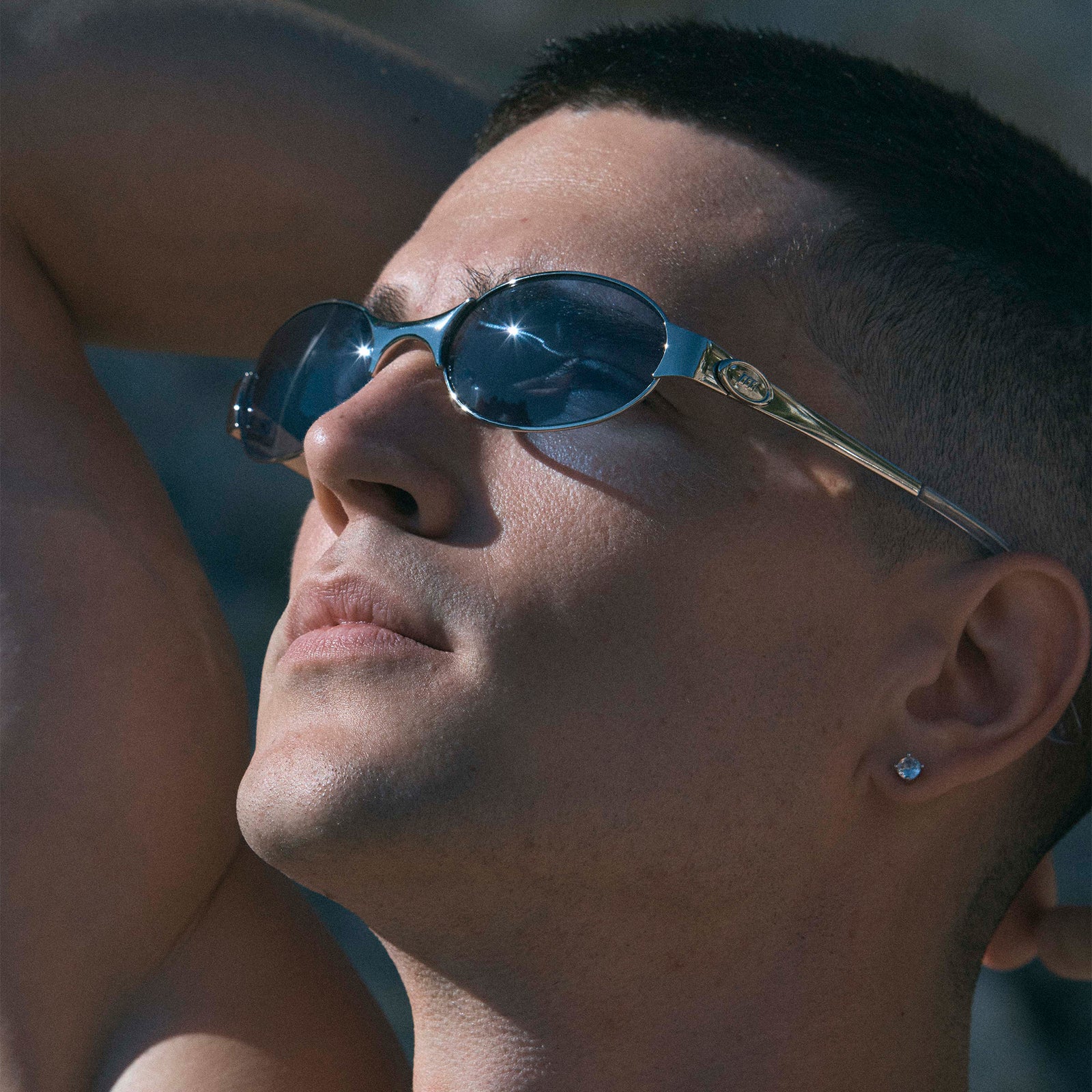 Frostbite Silver Uni-Sex Oval Sunglasses | Le Specs
