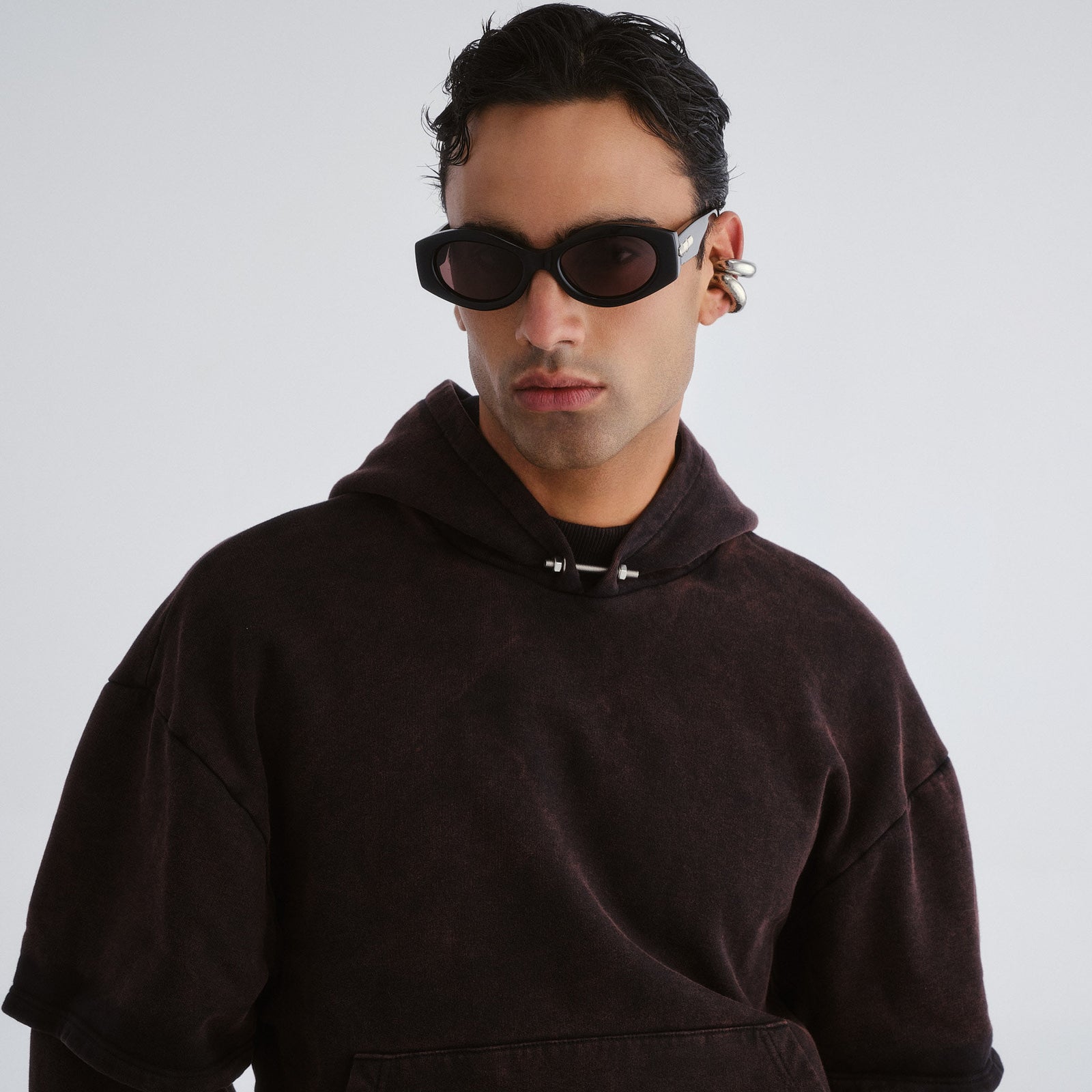 Wanderlust Black Uni-Sex Oval Sunglasses | Le Specs