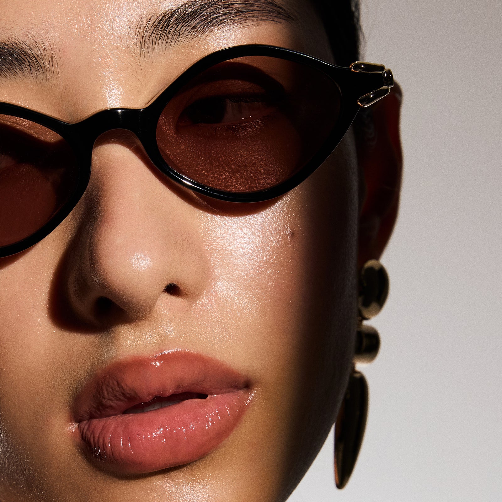 Numero Trece Obsidian Black Female Oval Sunglasses | Le Specs