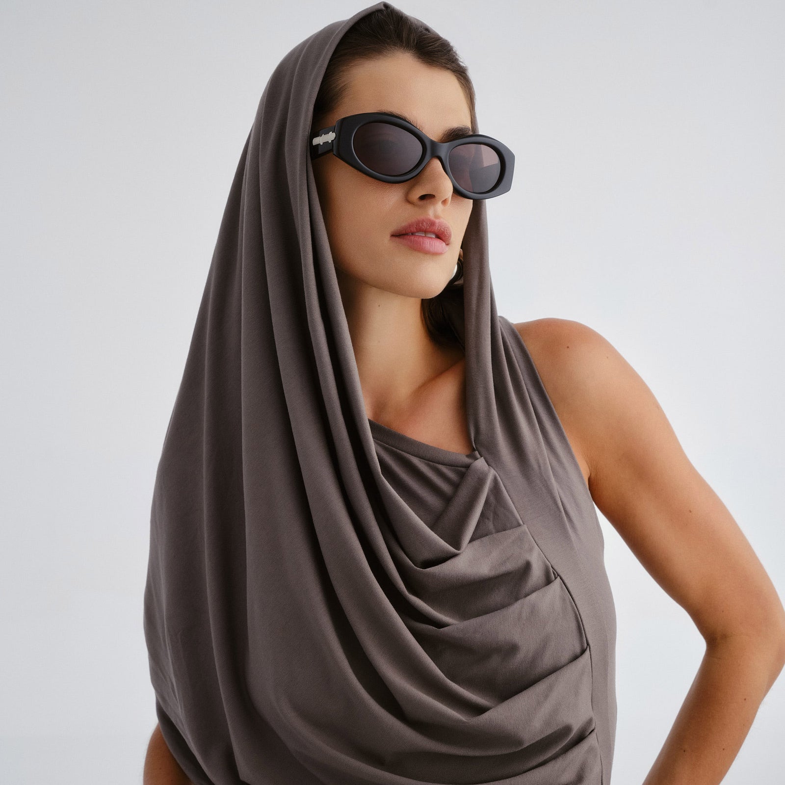 Wanderlust Black Uni-Sex Oval Sunglasses | Le Specs