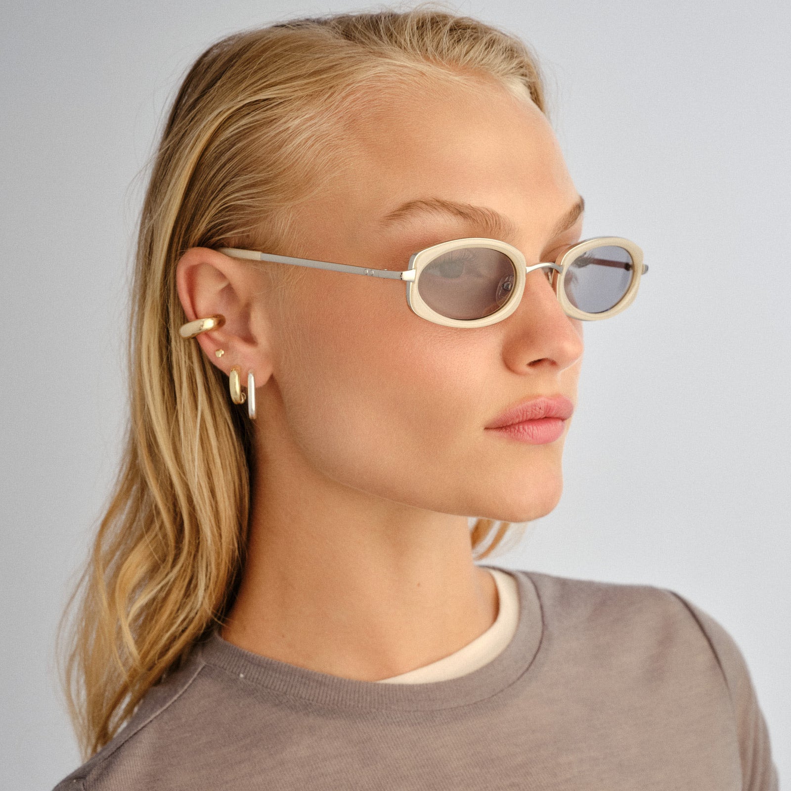 Mecharo Silver Milky Butter Uni-Sex Oval Sunglasses | Le Specs