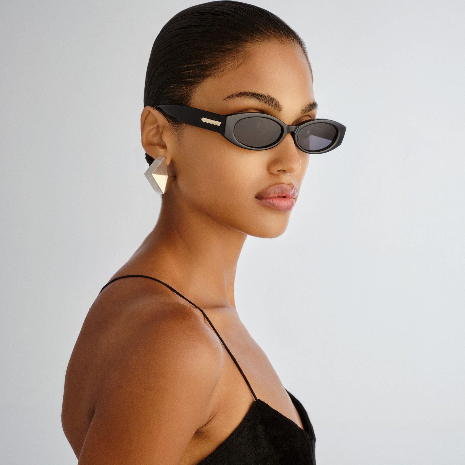 Belladonna Black Female Oval Sunglasses | Le Specs