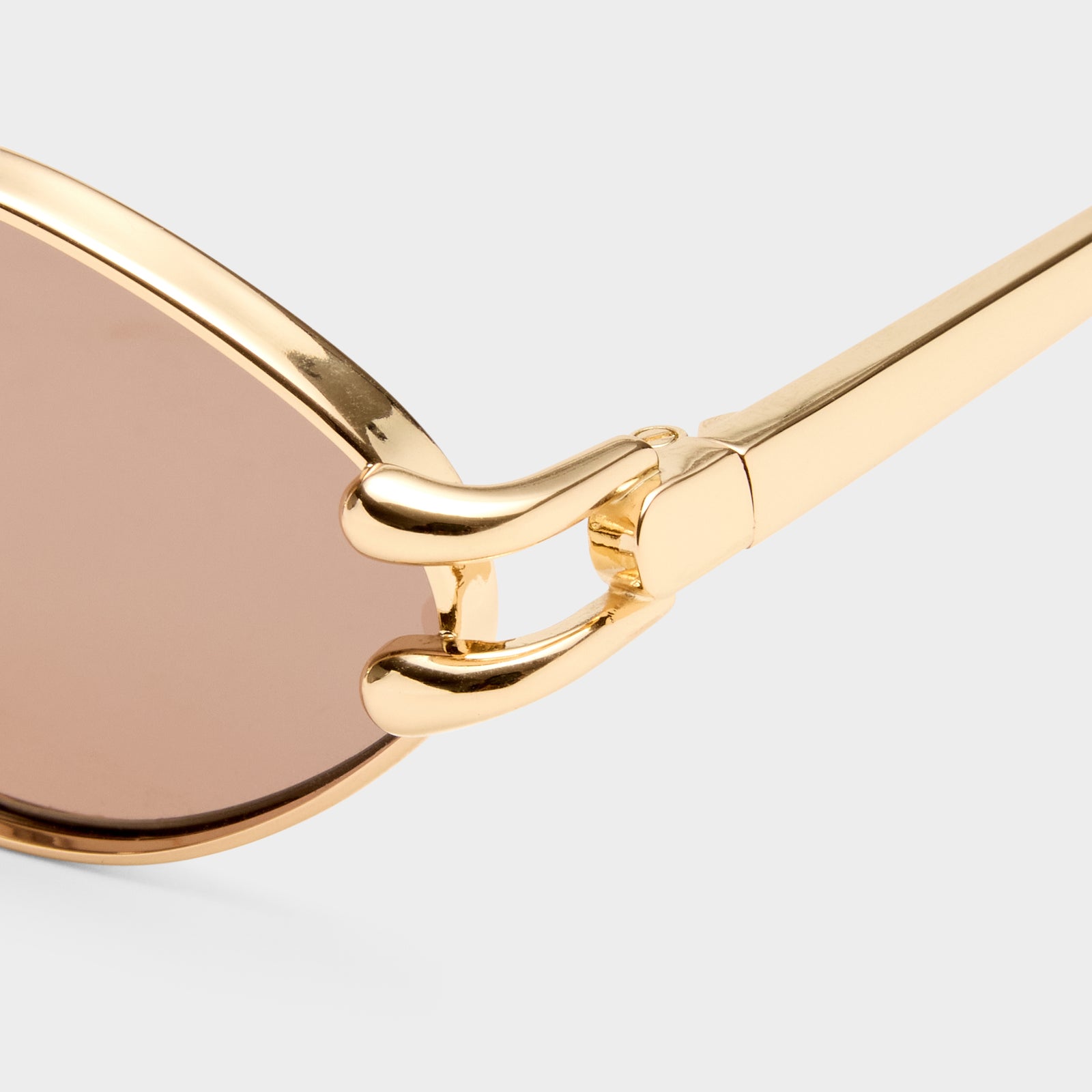 Numero Quince Gold Female Oval Sunglasses | Le Specs