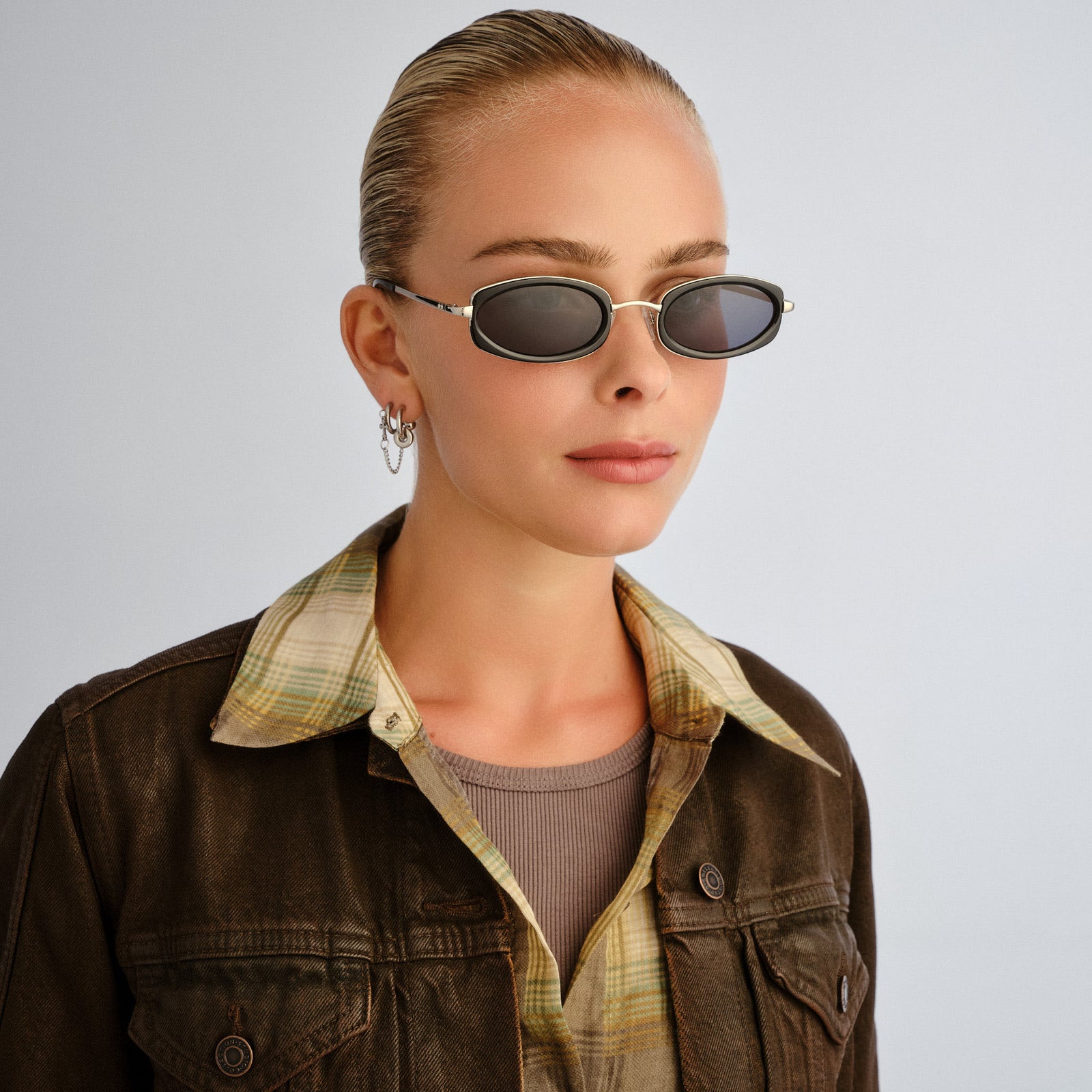 Mecharo Silver Black Uni-Sex Oval Sunglasses | Le Specs
