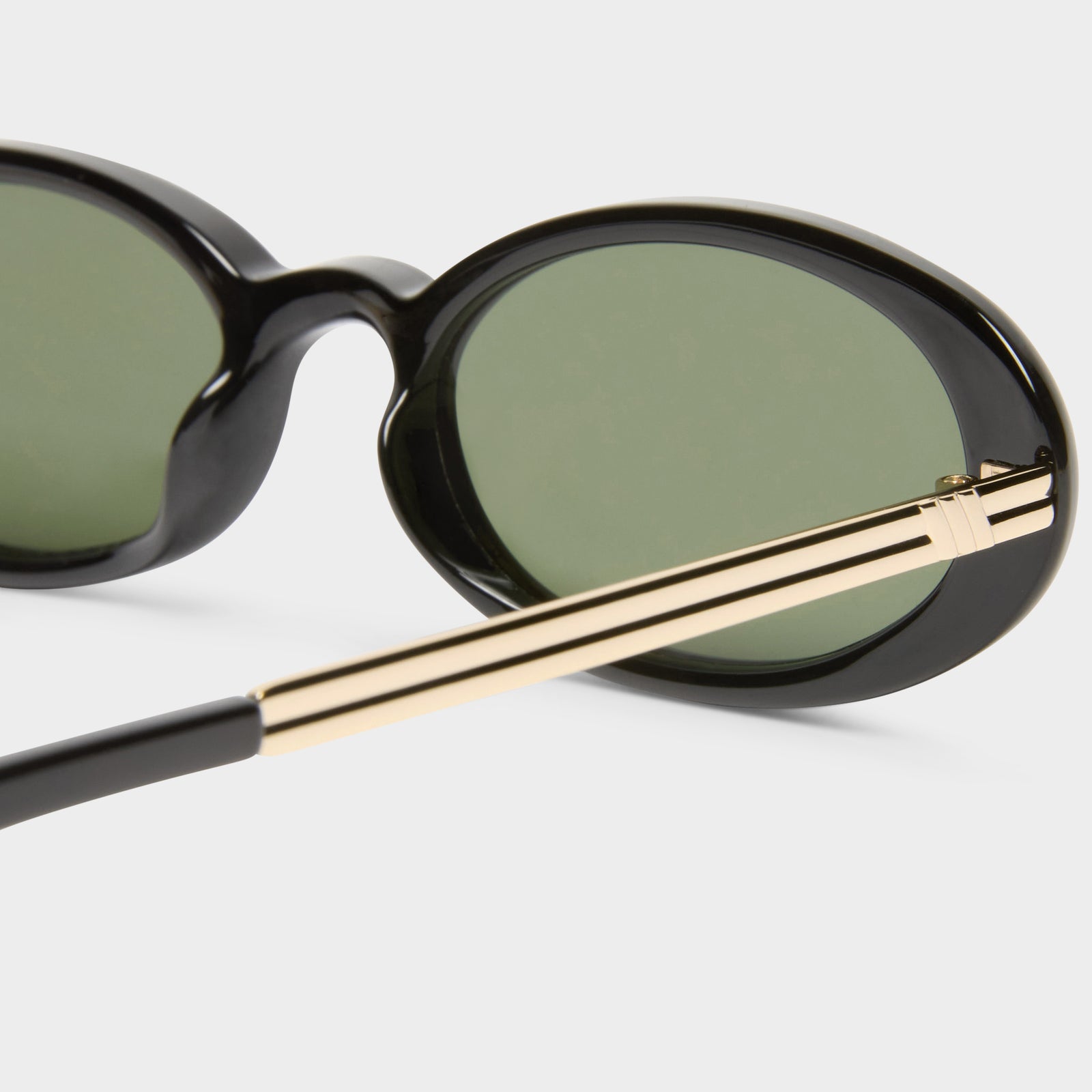 Magnifique Black Female Oval Sunglasses | Le Specs