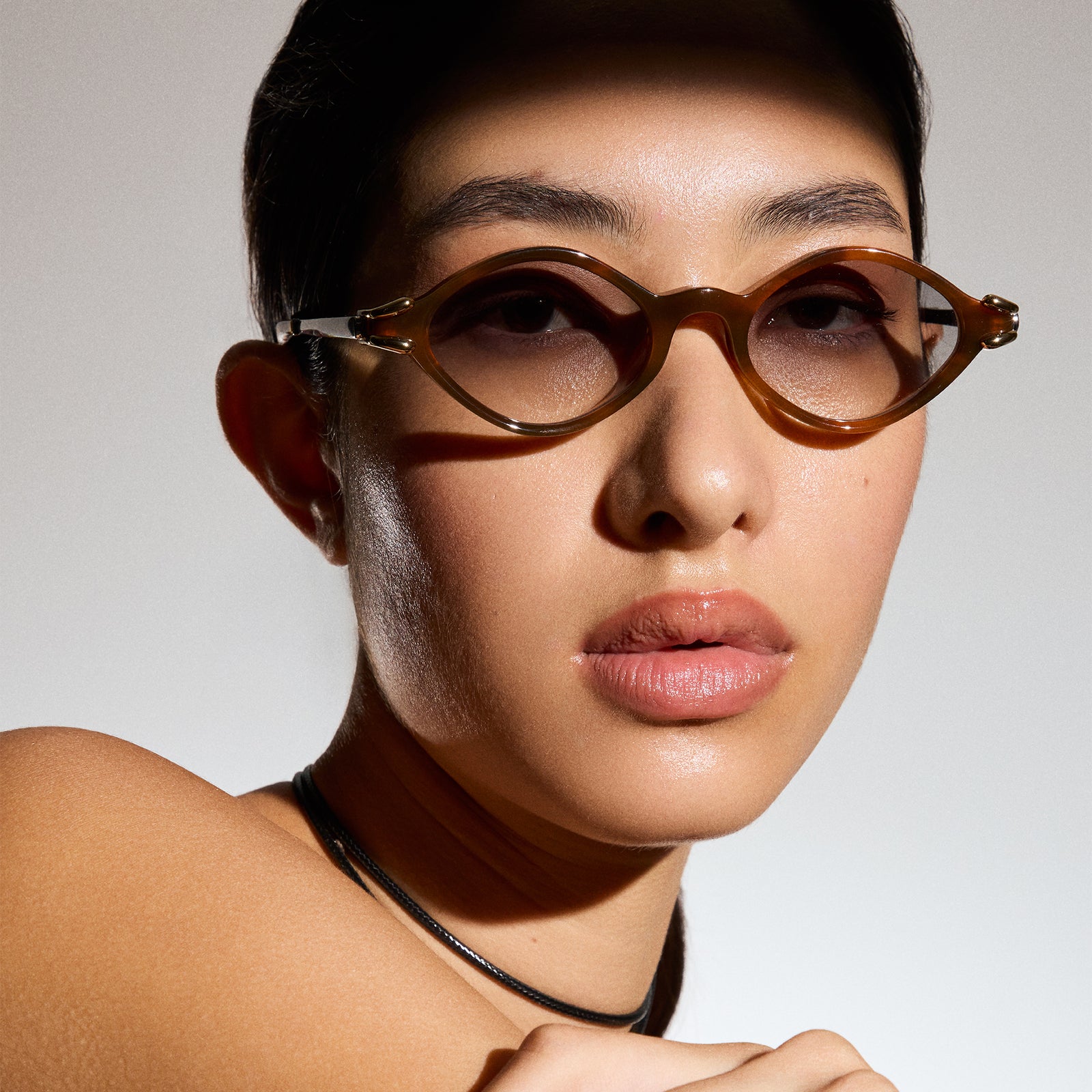Numero Trece Teak Female Oval Sunglasses | Le Specs