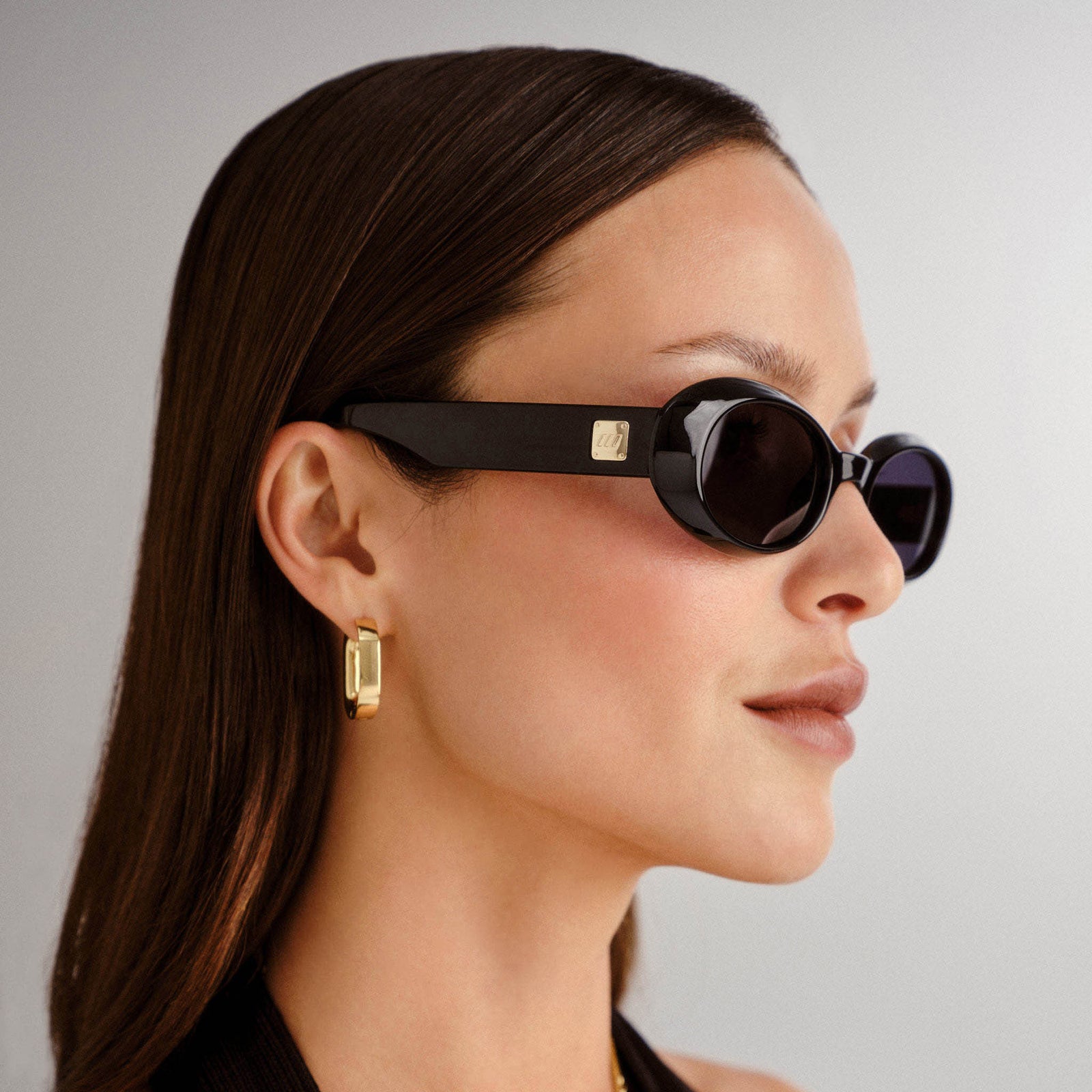 Work It! Black Uni-Sex Oval Sunglasses | Le Specs