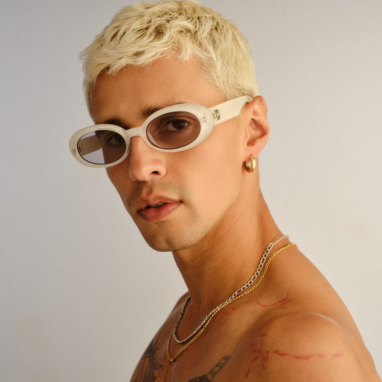 Work It Vanilla Pearl Uni-Sex Oval Sunglasses | Le Specs