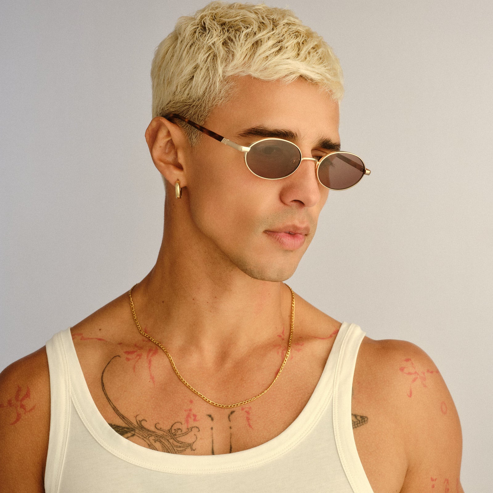 Icicle Bright Gold Uni-Sex Oval Sunglasses | Le Specs