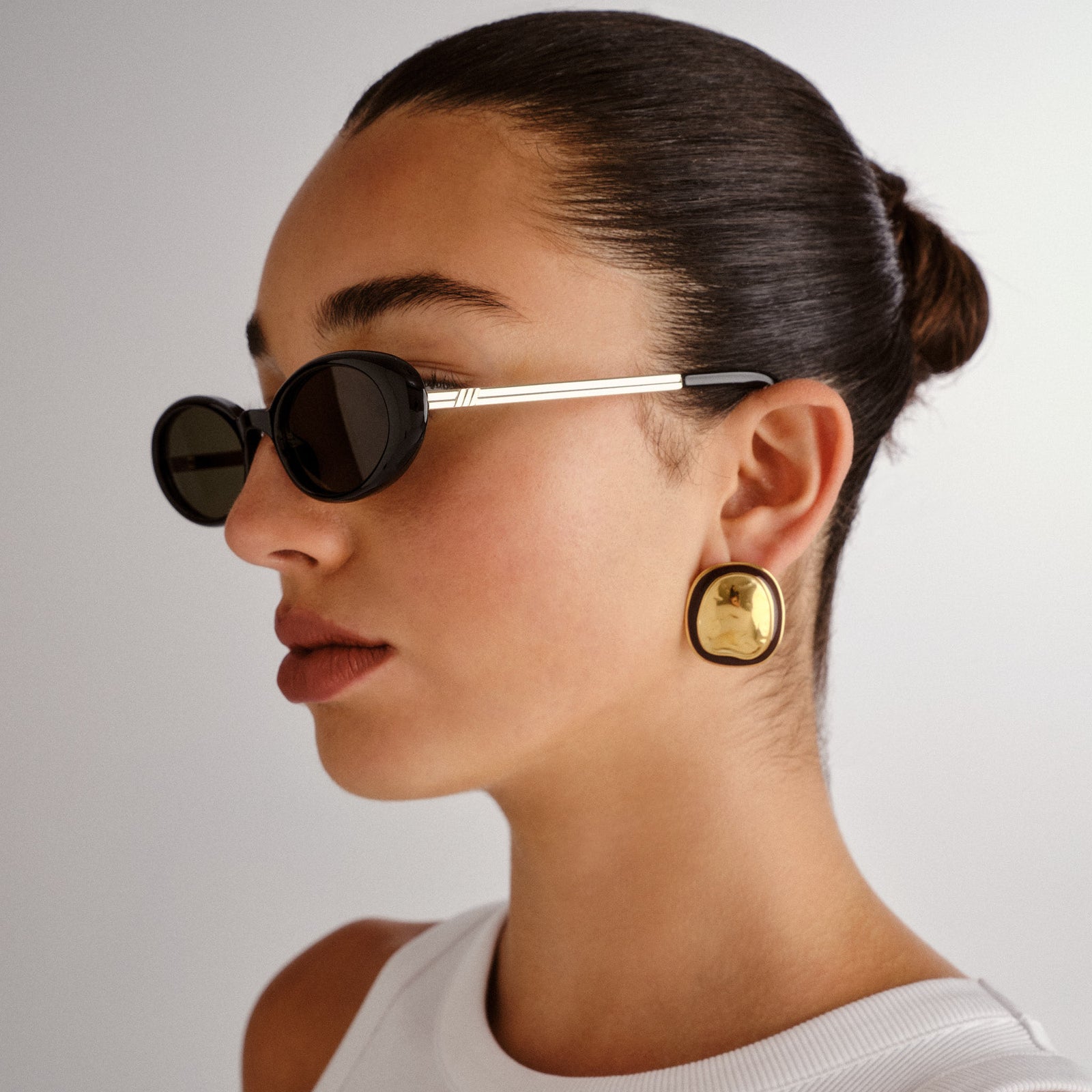 Magnifique Black Female Oval Sunglasses | Le Specs