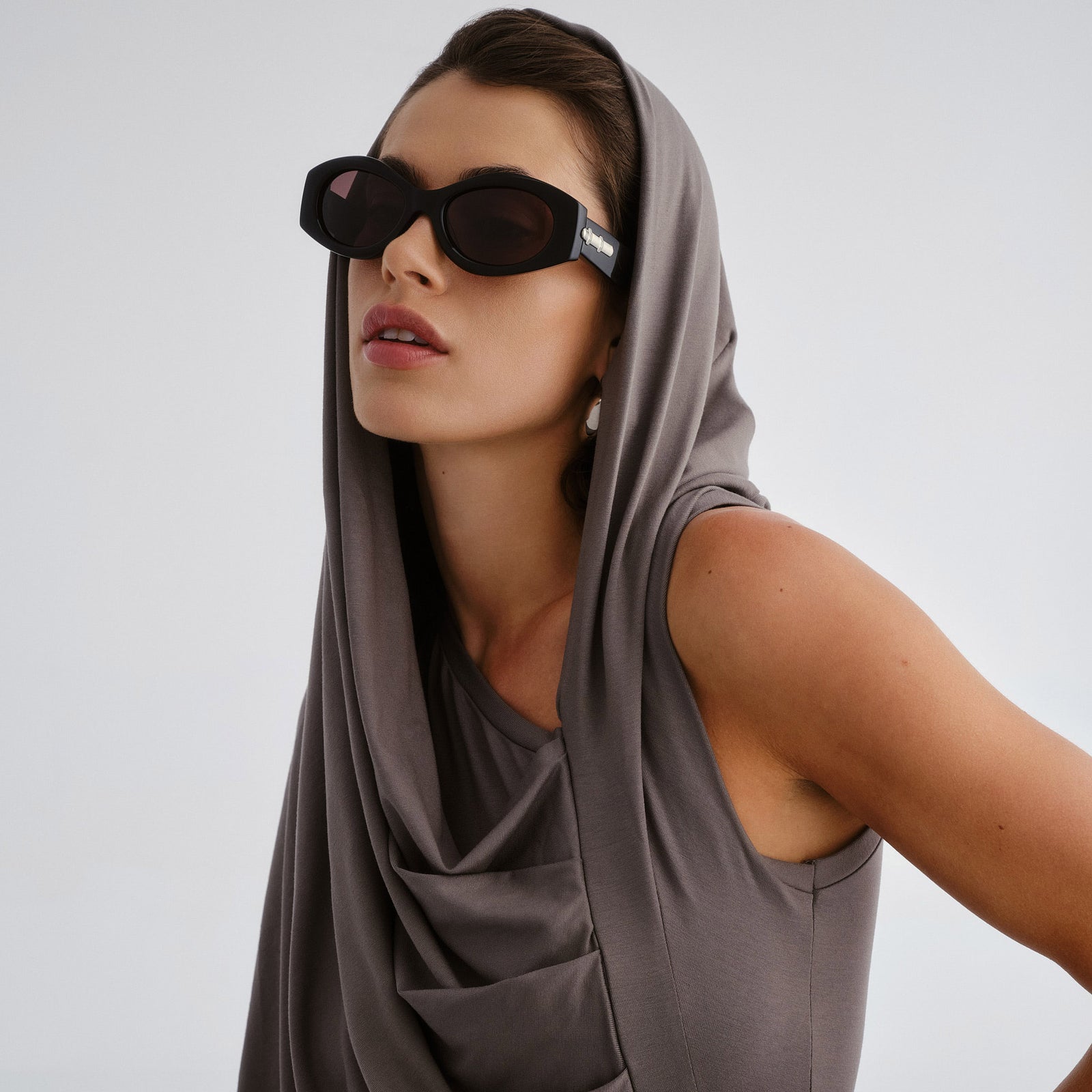 Wanderlust Black Uni-Sex Oval Sunglasses | Le Specs