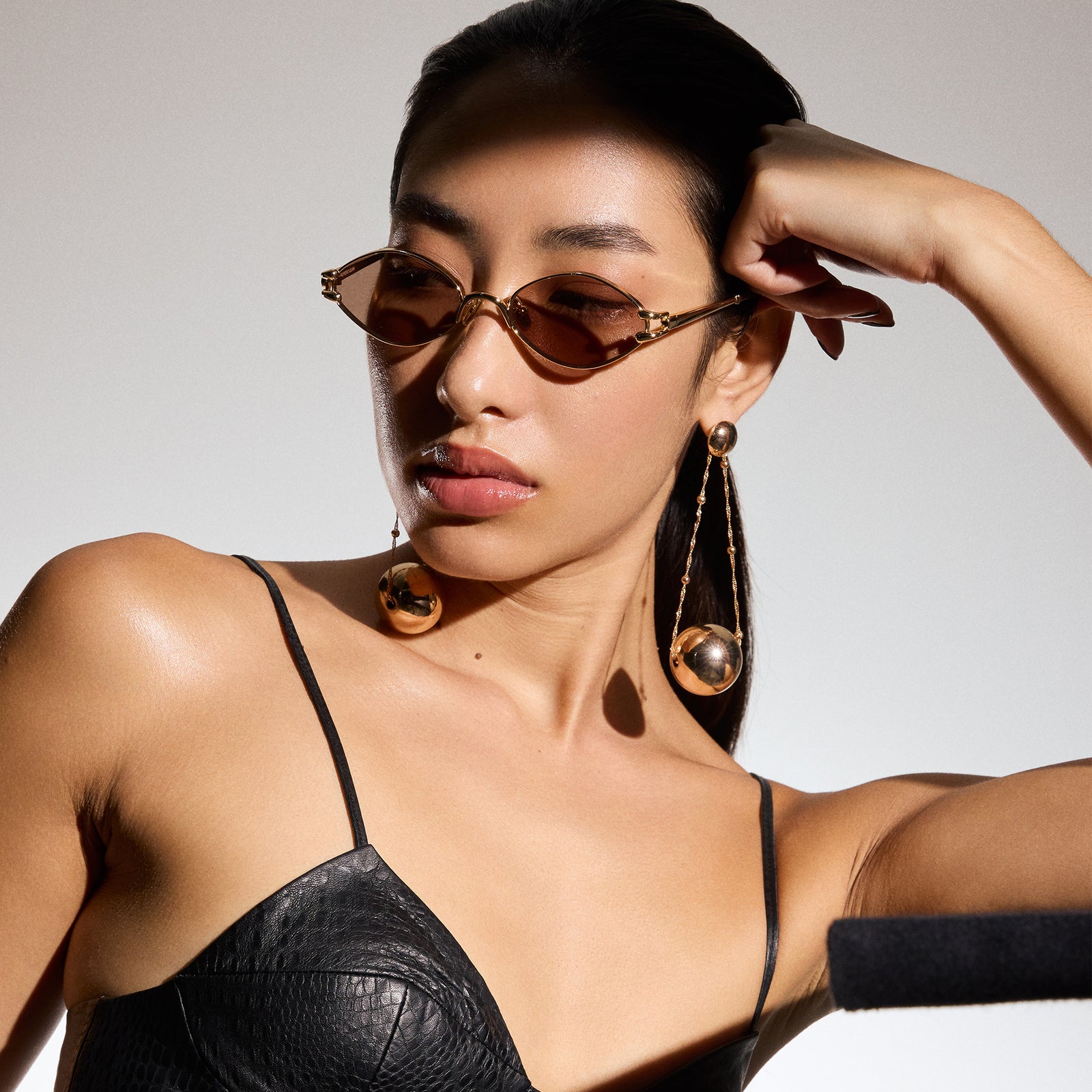 Numero Quince Gold Female Oval Sunglasses | Le Specs
