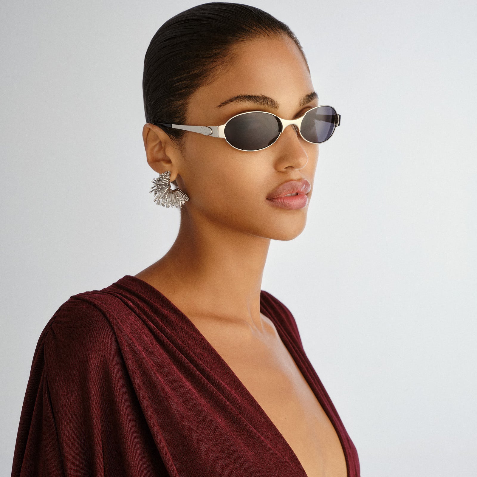 Frostbite Silver Uni-Sex Oval Sunglasses | Le Specs