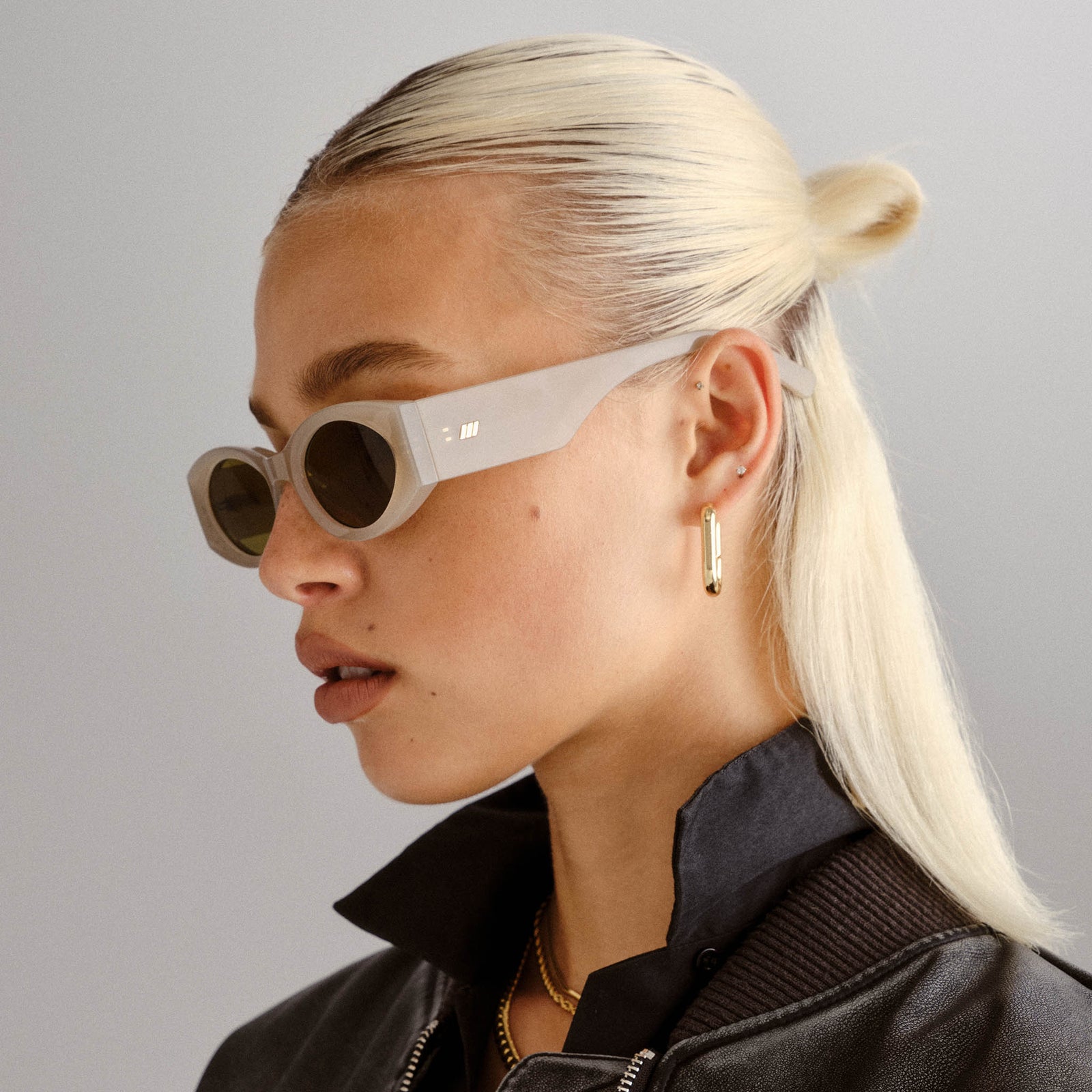 Mermaiden Oatmeal Female Oval Sunglasses | Le Specs