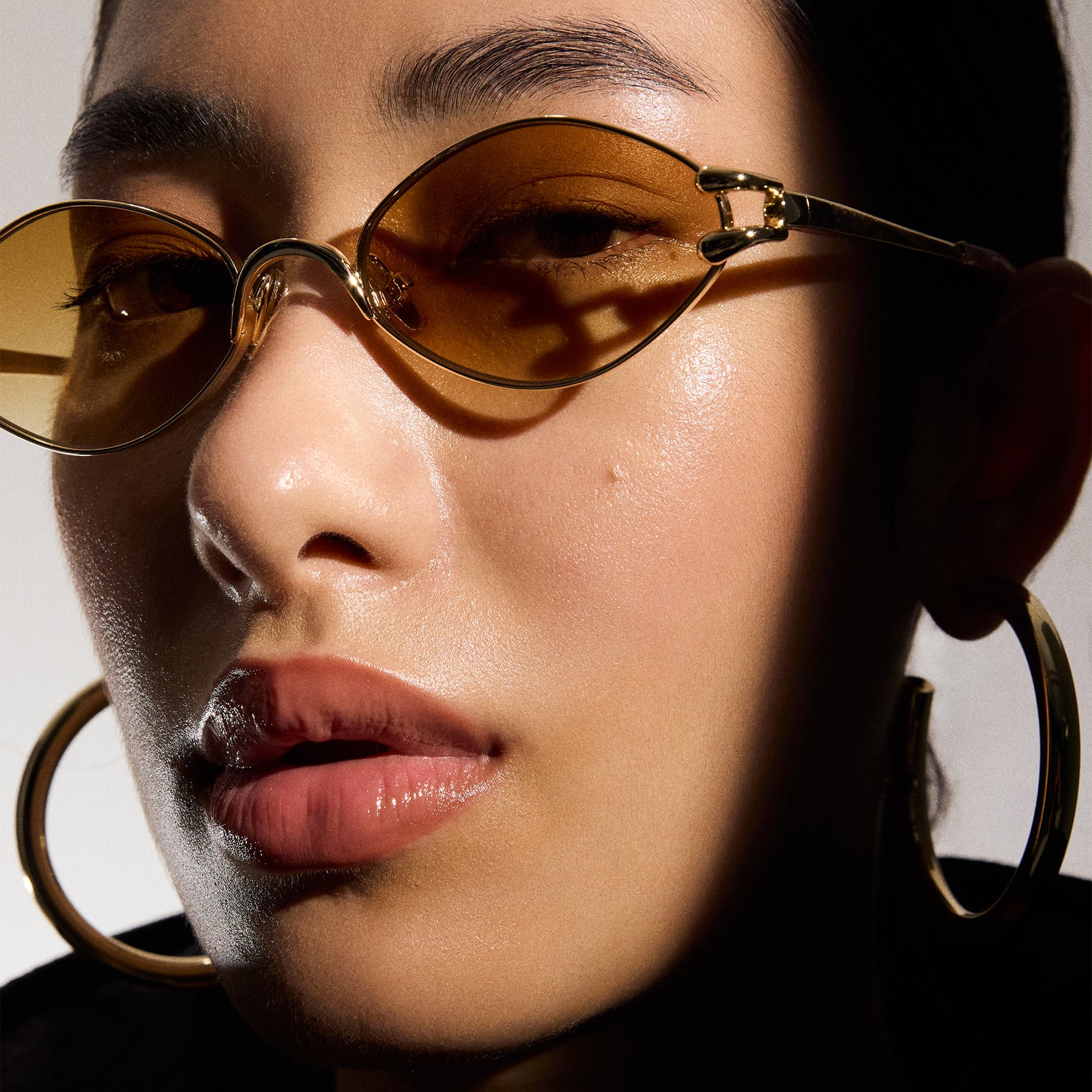 Numero Quince Gold Female Oval Sunglasses | Le Specs
