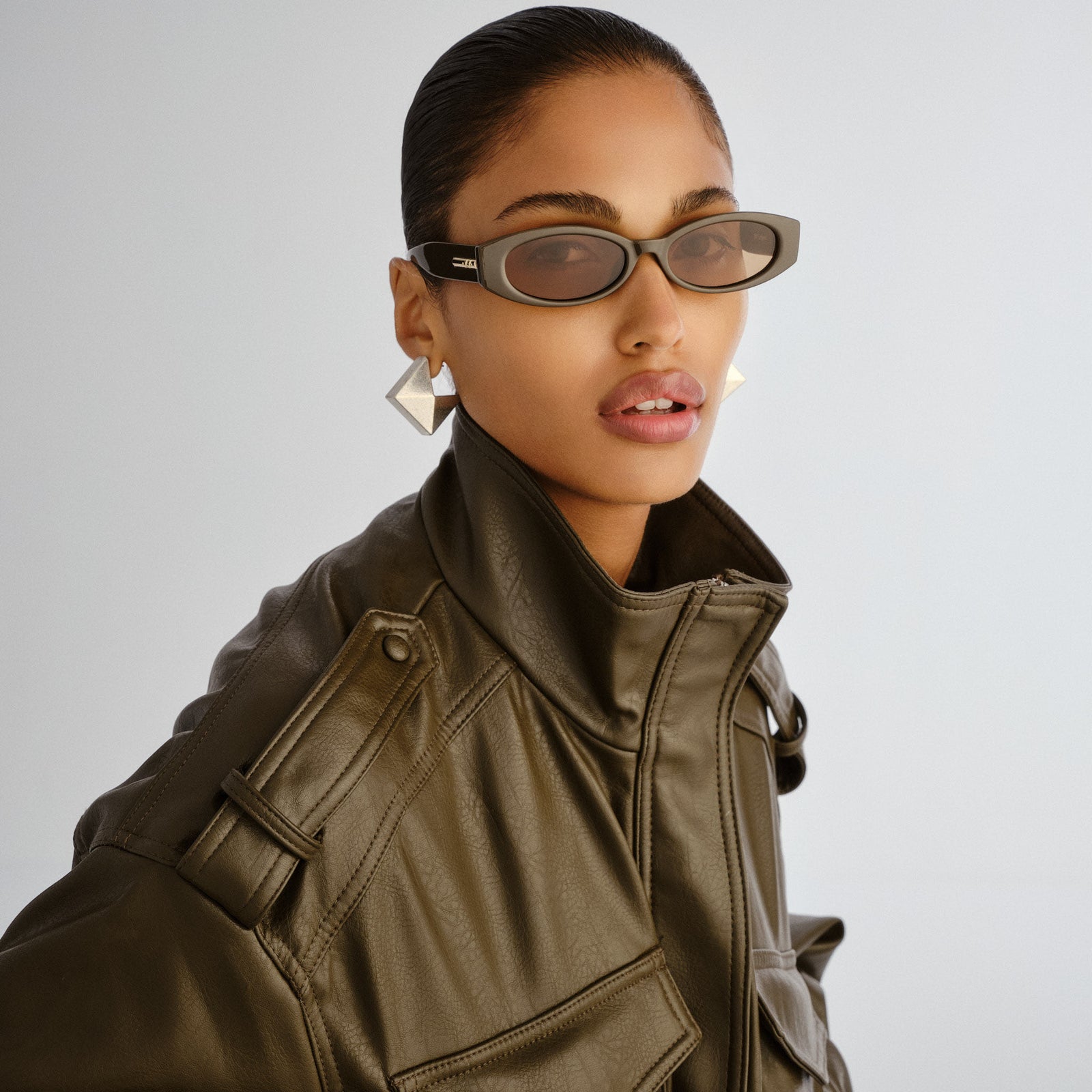 Belladonna Cocoa Female Oval Sunglasses | Le Specs
