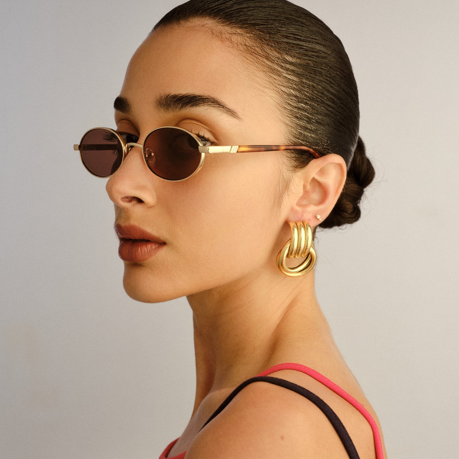 Icicle Bright Gold Uni-Sex Oval Sunglasses | Le Specs