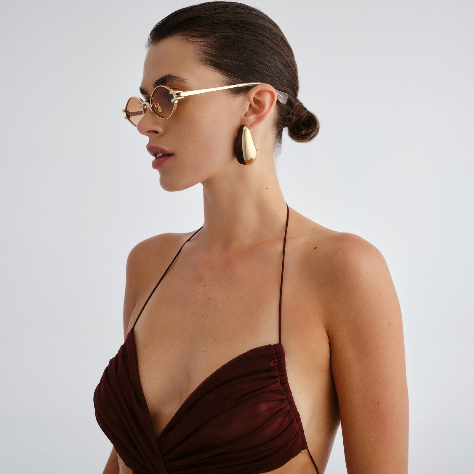 Numero Quince Gold Female Oval Sunglasses | Le Specs